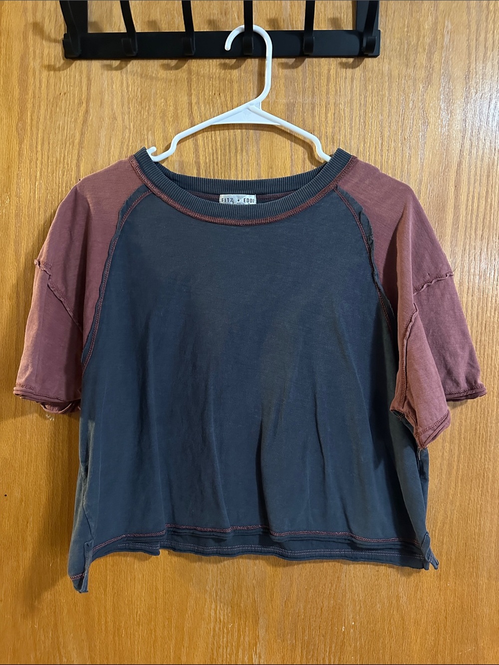 Contrast Short-Sleeve Crop Tee in Black and Mauve